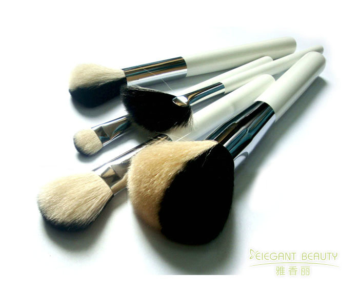 化妝刷的毛質有哪些種類？各有什么優(yōu)缺點,？